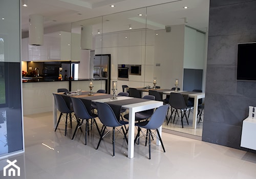 Metamorfoza kuchni i salonu - Średnia biała jadalnia w salonie, styl nowoczesny - zdjęcie od KANIA architektura&budownictwo