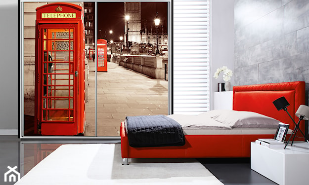 szafa z ilustracją londyńskiej budki telefonicznej, czerwona rama łóżka, biały dywan