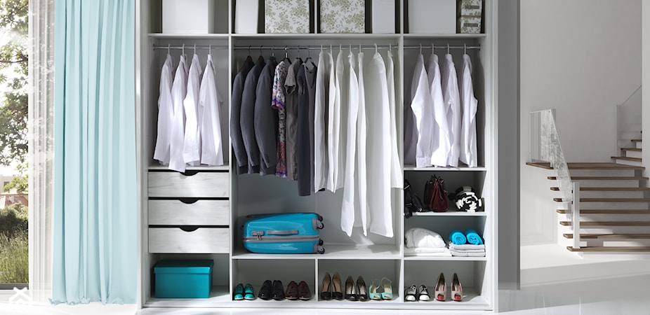 Akcesoria w zabudowie – jak przechowywać rzeczy w szafie i garderobie