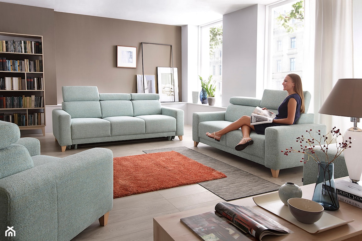 siwa sofa w salonie w stylu skandynawskim