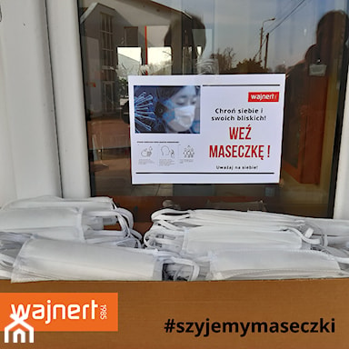 <p>Pamiętajmy, że <strong>zakładanie maseczki ochronnej to nie wszystko</strong> – by skutecznie chronić siebie i innych, <strong>należy zachowywać wszelkie środki ostrożności oraz higienę</strong>. By edukować i zapobiegać ryzykownym zachowaniom wystartowała <strong>kampania telewizyjna „Cała Polska Walczy z koronawirusem”</strong>, a jednym z partnerów akcji została firma <strong>WAJNERT MEBLE</strong>. Spot zawiera ważne instrukcje, które pozwolą nam jeszcze lepiej zatroszczyć się o siebie nawzajem i zapobiegać rozprzestrzenianiu się COVID-19.</p>
<p>W tym trudnym okresie <strong>szczególnego wsparcia potrzebuje również służba zdrowia</strong> – pracownicy szpitali każdego dnia walczą o zdrowie i życie swoich pacjentów. W okresie pandemii zapotrzebowanie na podstawowe wszelkie środki ochrony osobistej jest ogromne, dlatego <strong>WAJNERT MEBLE</strong> realizuje również <strong>wsparcie dla fundacji SIĘPOMAGA</strong>, która wspomaga finansowo szpitale w zakupie niezbędnych akcesoriów i sprzętów medycznych potrzebnych do walki z koronawirusem.</p>
