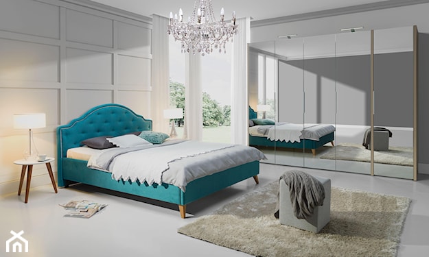 seledynowa rama łóżka, beżowy dywan, szafa z dużym lustrem