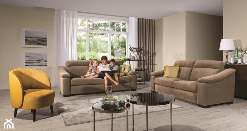 tradycyjne meble wypoczynkowe do salonu, brązowa sofa, żółty fotel