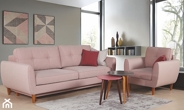 różowa sofa, szary dywan, szare ściany