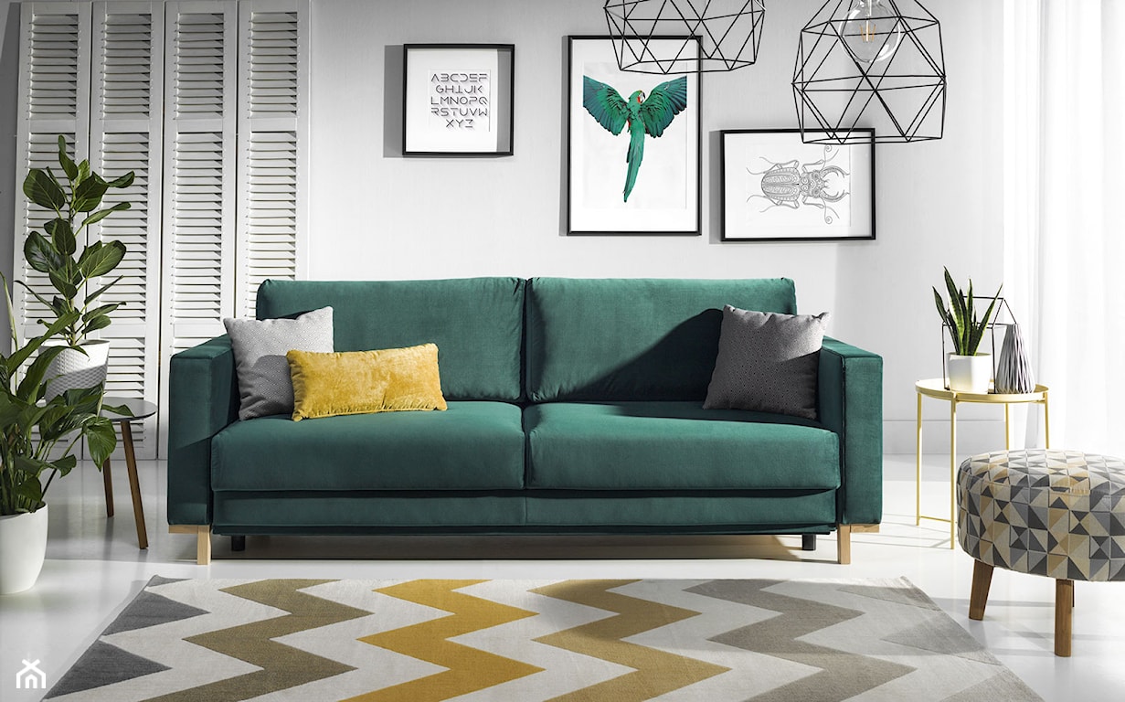 zielona sofa, żółta poduszka, dywan w kolorowe zygzaki, druciane lampy wiszące