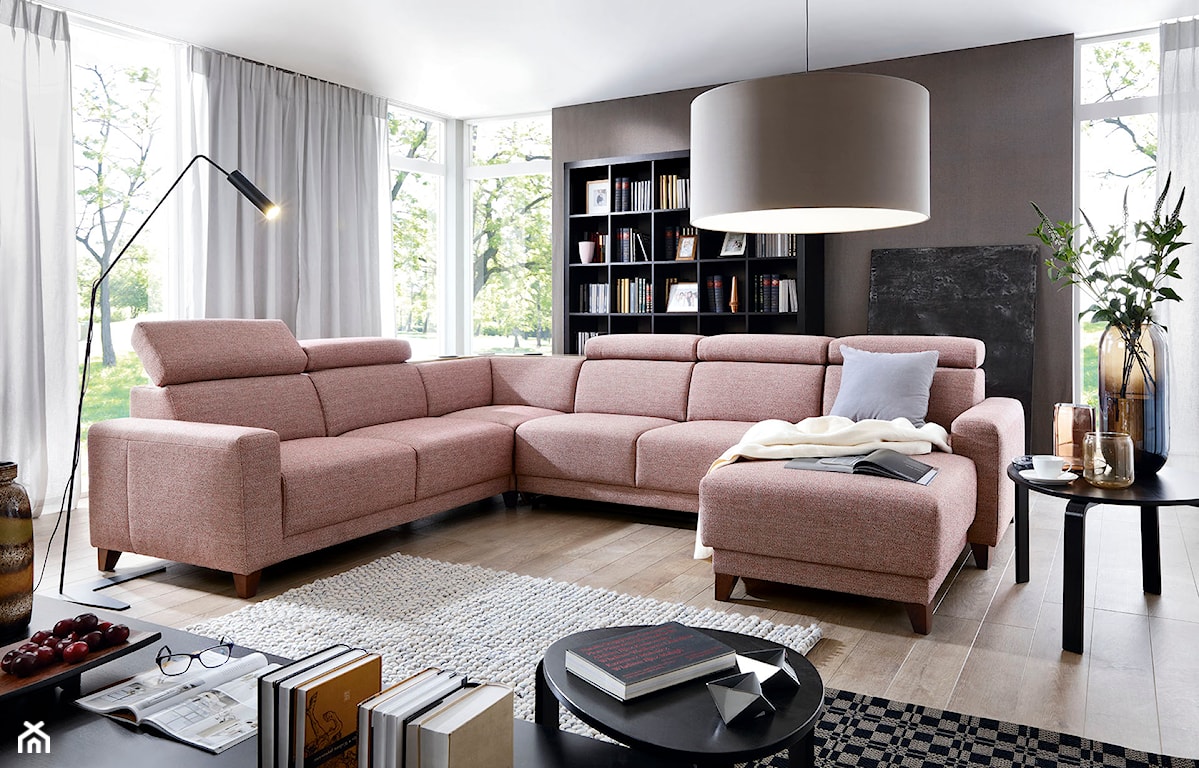 różowa sofa w salonie