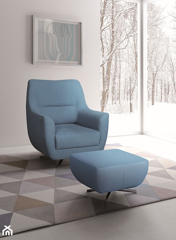 niebieski fotel, dywan w trójkąty, abstrakcyjny obraz