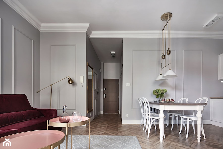 Apartament do wynajęcia z różowymi akcentami. - Mały szary salon z kuchnią z jadalnią, styl nowoczesny - zdjęcie od double look design