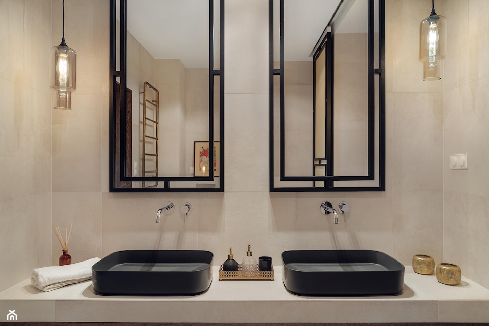 willa w Krakowie - Mała na poddaszu bez okna z dwoma umywalkami łazienka, styl nowoczesny - zdjęcie od double look design - Homebook