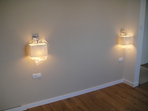 ściana za łóżkiem, z tapeta wzór len oraz włącznikami i lampkami nocnymi - zdjęcie od ABC Remonty oleba