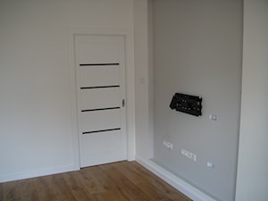drzwi chowane w ścianę w kasecie i ścianka za telewizorem - zdjęcie od ABC Remonty oleba