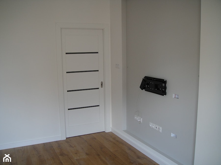 drzwi chowane w ścianę w kasecie i ścianka za telewizorem - zdjęcie od ABC Remonty oleba