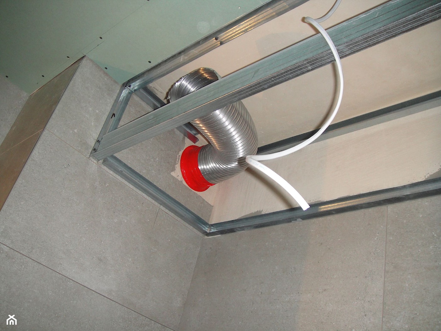 instalacja wentylacyjna w łazience rura spiro - zdjęcie od ABC Remonty oleba - Homebook