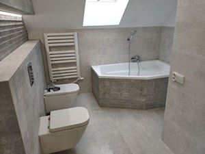 Łazienka na poddaszu z wanną i prysznicem - zdjęcie od ABC Remonty oleba