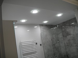sufit podwieszany i oświetlenie w łazience - zdjęcie od ABC Remonty oleba