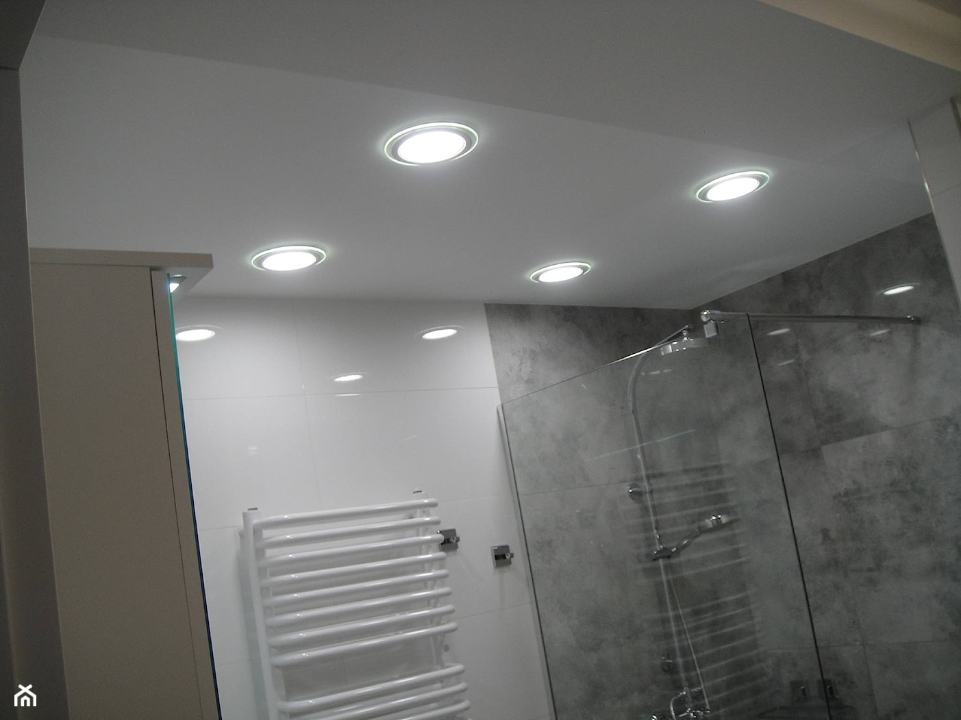 sufit podwieszany i oświetlenie w łazience - zdjęcie od ABC Remonty oleba - Homebook