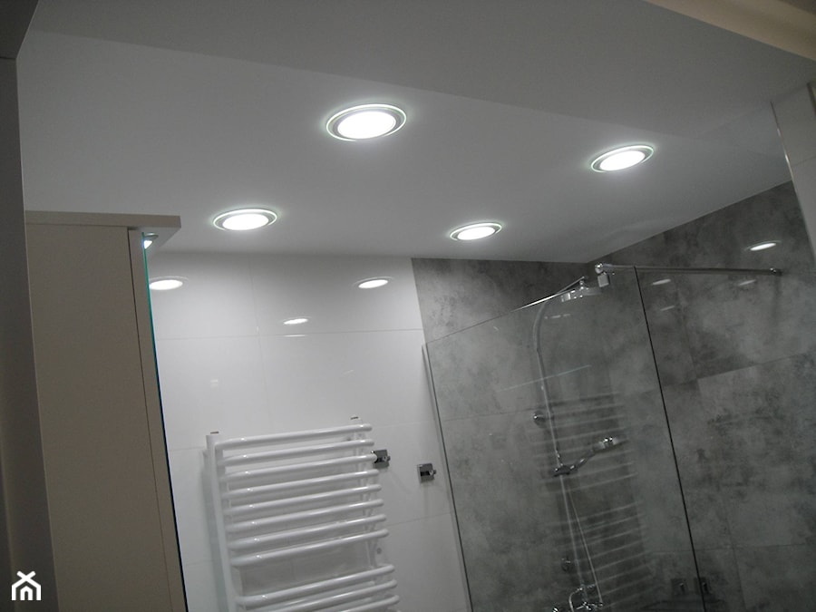 sufit podwieszany i oświetlenie w łazience - zdjęcie od ABC Remonty oleba