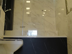 łazienka oleba parawan szklany na wannie - zdjęcie od ABC Remonty oleba