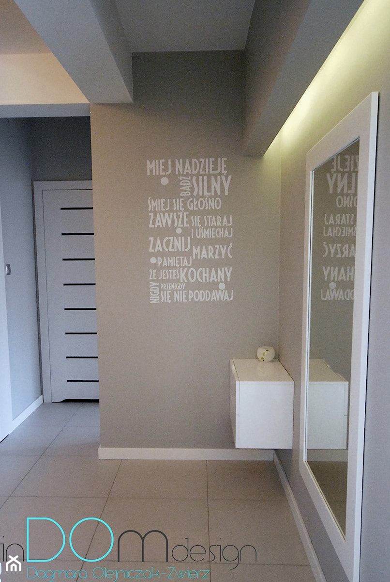 Mieszkanie - biel i drewno - Średni szary hol / przedpokój, styl minimalistyczny - zdjęcie od INDOMDESIGN