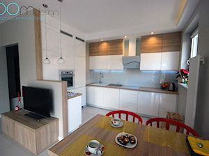 Mieszkanie - biel i drewno - Średnia szara jadalnia w salonie, styl minimalistyczny - zdjęcie od INDOMDESIGN