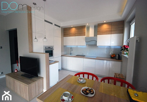 Mieszkanie - biel i drewno - Średnia szara jadalnia w salonie, styl minimalistyczny - zdjęcie od INDOMDESIGN