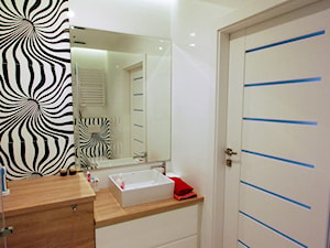 Mieszkanie - biel i drewno - Średnia bez okna z punktowym oświetleniem łazienka, styl nowoczesny - zdjęcie od INDOMDESIGN