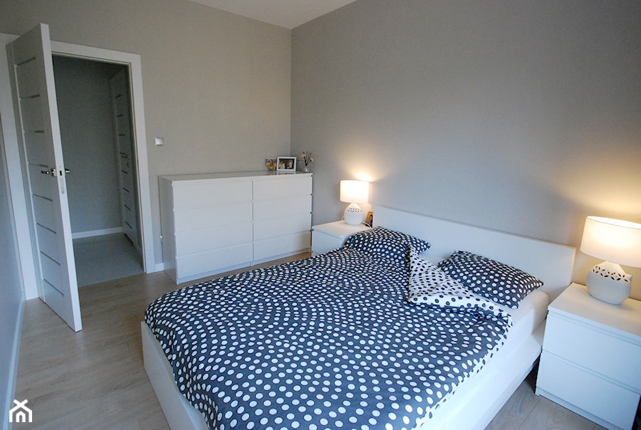 Mieszkanie - biel i drewno - Średnia szara sypialnia - zdjęcie od INDOMDESIGN