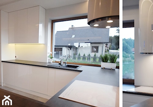Dom- biel, szarość i orzech - Średnia zamknięta biała z zabudowaną lodówką z nablatowym zlewozmywakiem kuchnia w kształcie litery u z oknem, styl minimalistyczny - zdjęcie od INDOMDESIGN