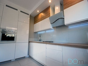 Mieszkanie - biel i drewno - Średnia szara z zabudowaną lodówką z podblatowym zlewozmywakiem kuchnia w kształcie litery l, styl minimalistyczny - zdjęcie od INDOMDESIGN