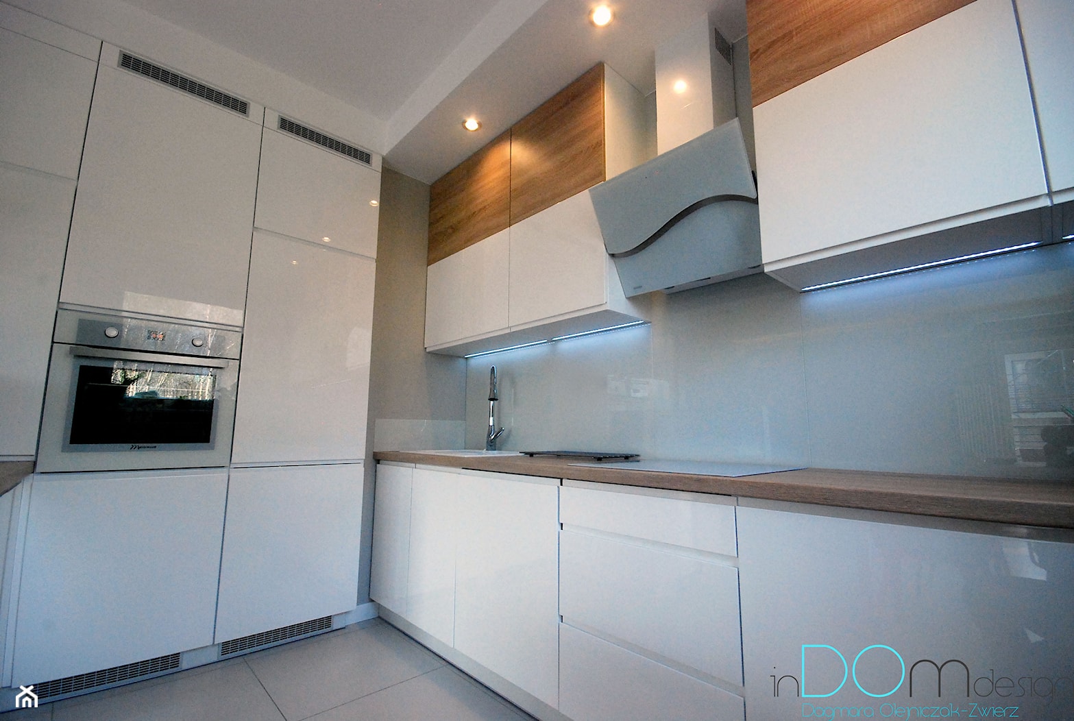 Mieszkanie - biel i drewno - Średnia szara z zabudowaną lodówką z podblatowym zlewozmywakiem kuchnia w kształcie litery l, styl minimalistyczny - zdjęcie od INDOMDESIGN - Homebook