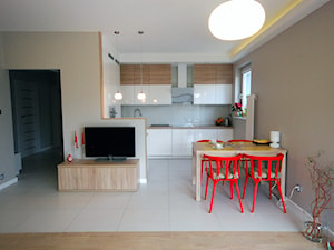 Mieszkanie - biel i drewno - Średnia otwarta z salonem beżowa biała szara z zabudowaną lodówką kuchnia w kształcie litery l, styl minimalistyczny - zdjęcie od INDOMDESIGN
