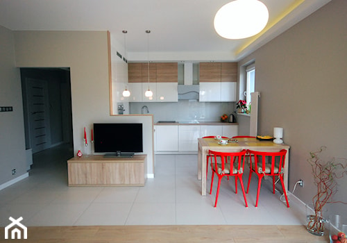 Mieszkanie - biel i drewno - Średnia otwarta z salonem beżowa biała szara z zabudowaną lodówką kuchnia w kształcie litery l, styl minimalistyczny - zdjęcie od INDOMDESIGN