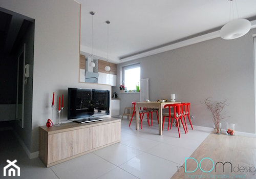 Mieszkanie - biel i drewno - Średni szary salon z kuchnią z jadalnią, styl minimalistyczny - zdjęcie od INDOMDESIGN