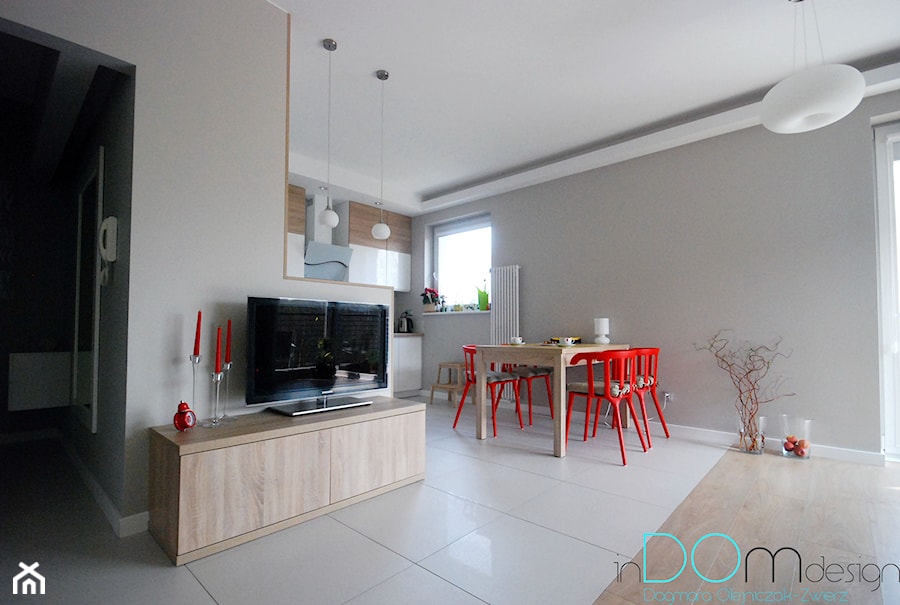 Mieszkanie - biel i drewno - Średni szary salon z kuchnią z jadalnią, styl minimalistyczny - zdjęcie od INDOMDESIGN