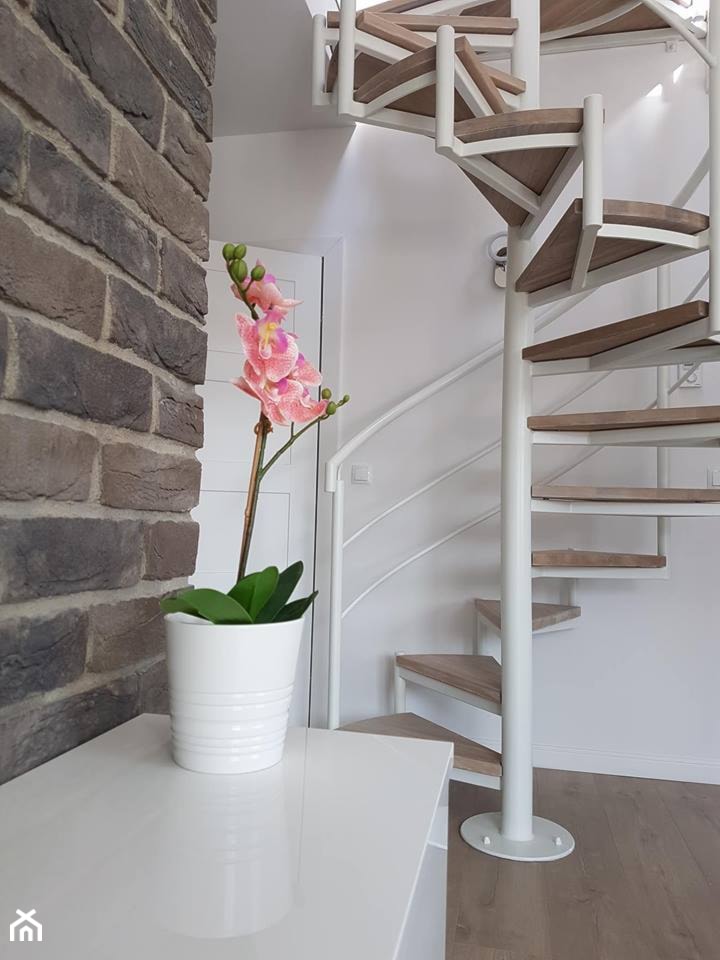 białe schody spiralne - zdjęcie od Innerium Karolina Trojga - Homebook