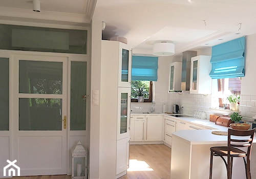 Biało-niebieski dom - Duża otwarta biała z podblatowym zlewozmywakiem kuchnia w kształcie litery g z wyspą lub półwyspem, styl tradycyjny - zdjęcie od Innerium Karolina Trojga
