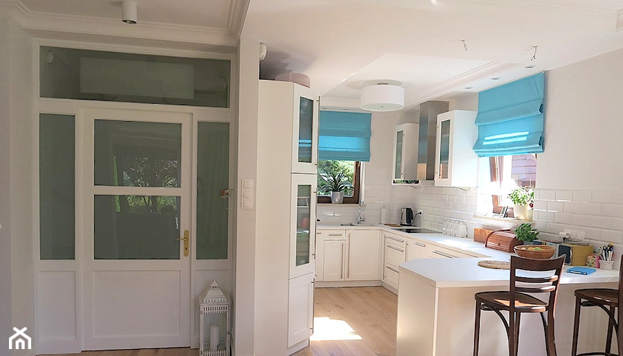 Biało-niebieski dom - Duża otwarta biała z podblatowym zlewozmywakiem kuchnia w kształcie litery g z wyspą lub półwyspem, styl tradycyjny - zdjęcie od Innerium Karolina Trojga