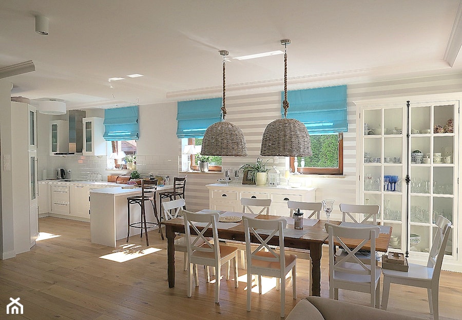 Biało-niebieski dom - Średnia biała jadalnia w kuchni, styl skandynawski - zdjęcie od Innerium Karolina Trojga