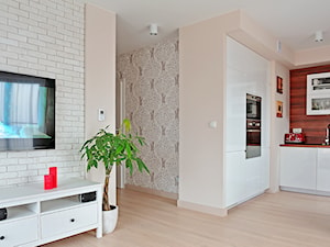 Mieszkanie w ciepłej kolorystyce - Średnia otwarta z salonem beżowa z zabudowaną lodówką z nablatowym zlewozmywakiem kuchnia jednorzędowa, styl nowoczesny - zdjęcie od Innerium Karolina Trojga