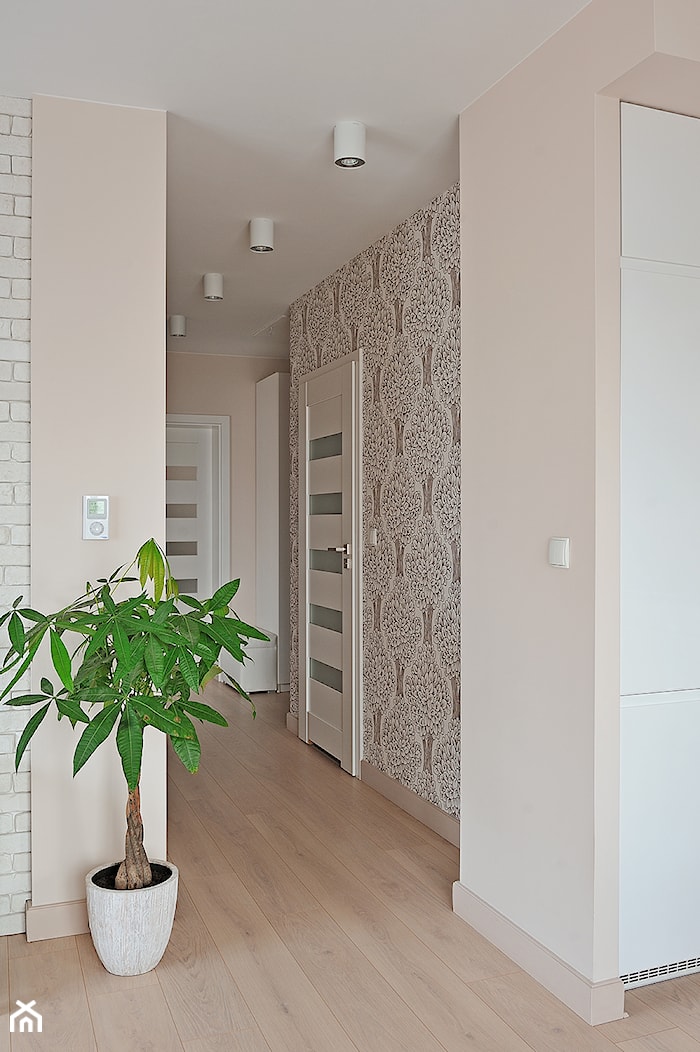 Mieszkanie w ciepłej kolorystyce - Średni beżowy hol / przedpokój, styl nowoczesny - zdjęcie od Innerium Karolina Trojga - Homebook