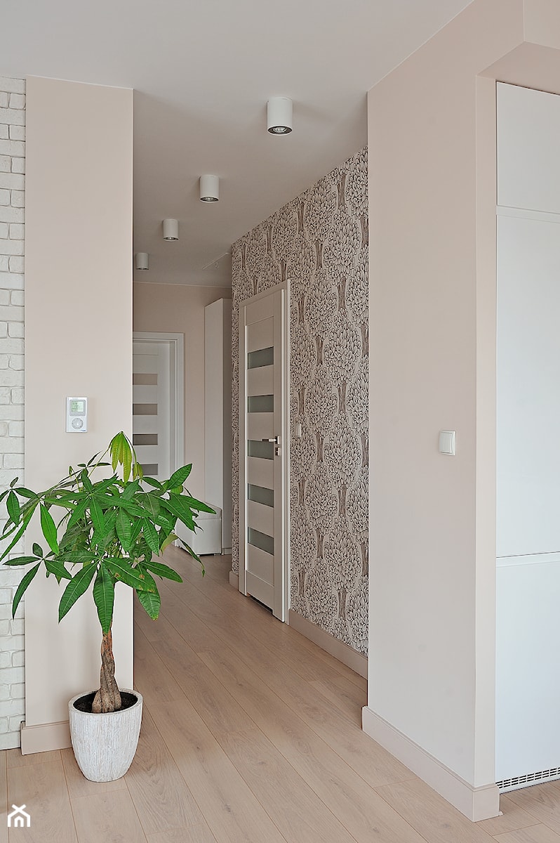 Mieszkanie w ciepłej kolorystyce - Średni beżowy hol / przedpokój, styl nowoczesny - zdjęcie od Innerium Karolina Trojga