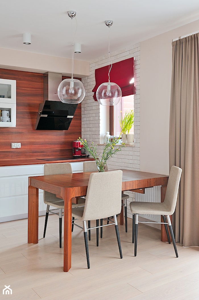 Mieszkanie w ciepłej kolorystyce - Średnia otwarta biała z zabudowaną lodówką kuchnia z kompozytem n ... - zdjęcie od Innerium Karolina Trojga - Homebook