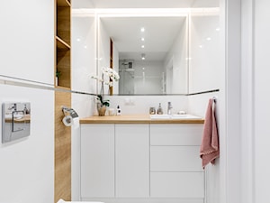 Biało-drewniana łazienka - zdjęcie od Innerium Karolina Trojga