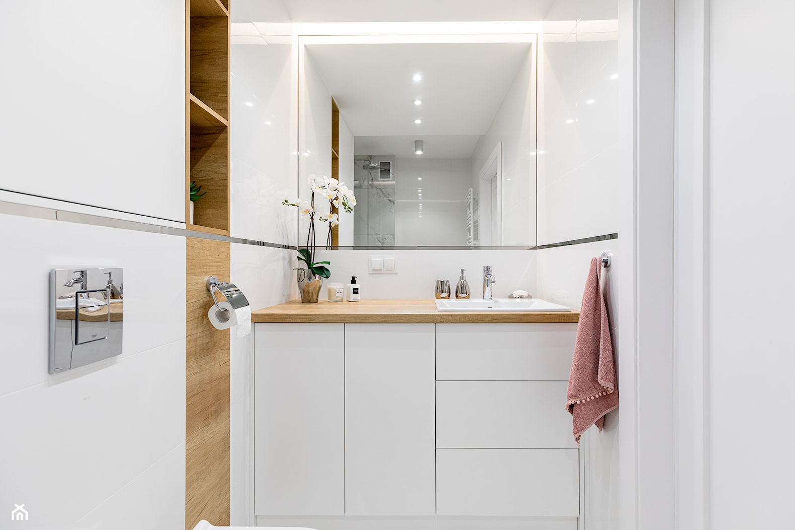 Biało-drewniana łazienka - zdjęcie od Innerium Karolina Trojga - Homebook