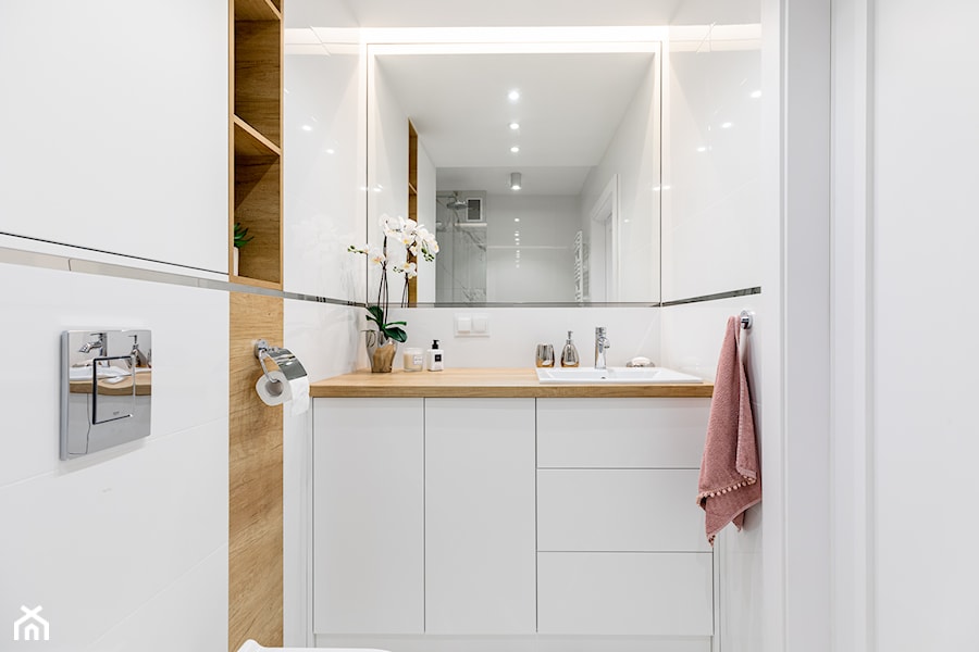 Biało-drewniana łazienka - zdjęcie od Innerium Karolina Trojga