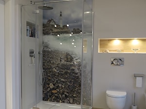 Łazienka z biokominkiem i wanną wolnostojącą - Średnia na poddaszu bez okna ze szkłem na ścianie z punktowym oświetleniem łazienka, styl nowoczesny - zdjęcie od Innerium Karolina Trojga