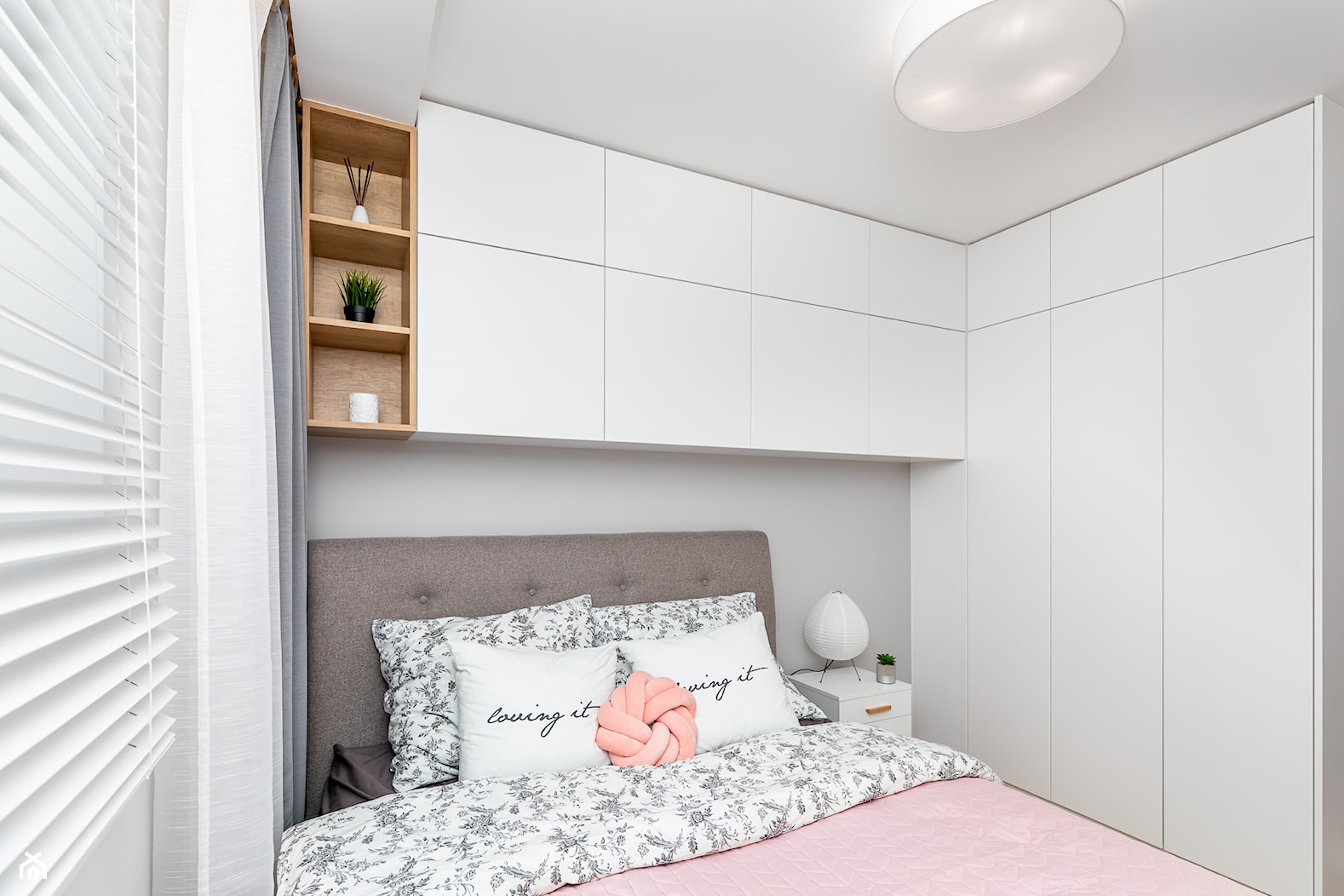 Małe kobiece mieszkanie - Mała biała sypialnia, styl skandynawski - zdjęcie od Innerium Karolina Trojga - Homebook