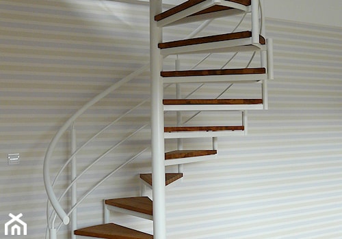 schody - Schody kręcone drewniane metalowe, styl skandynawski - zdjęcie od Innerium Karolina Trojga