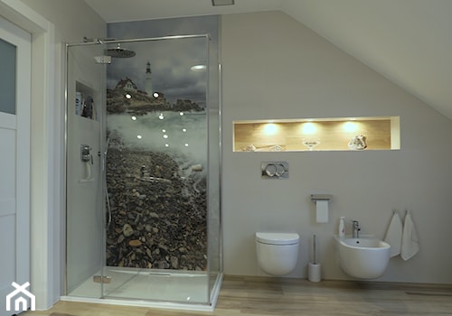 Łazienka z biokominkiem i wanną wolnostojącą - Średnia na poddaszu łazienka, styl nowoczesny - zdjęcie od Innerium Karolina Trojga