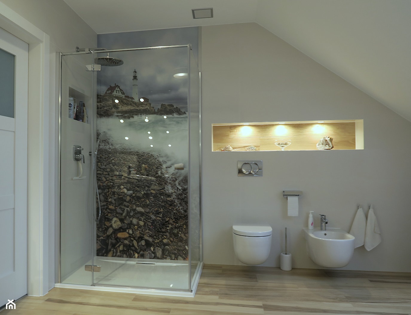 Łazienka z biokominkiem i wanną wolnostojącą - Średnia na poddaszu łazienka, styl nowoczesny - zdjęcie od Innerium Karolina Trojga - Homebook